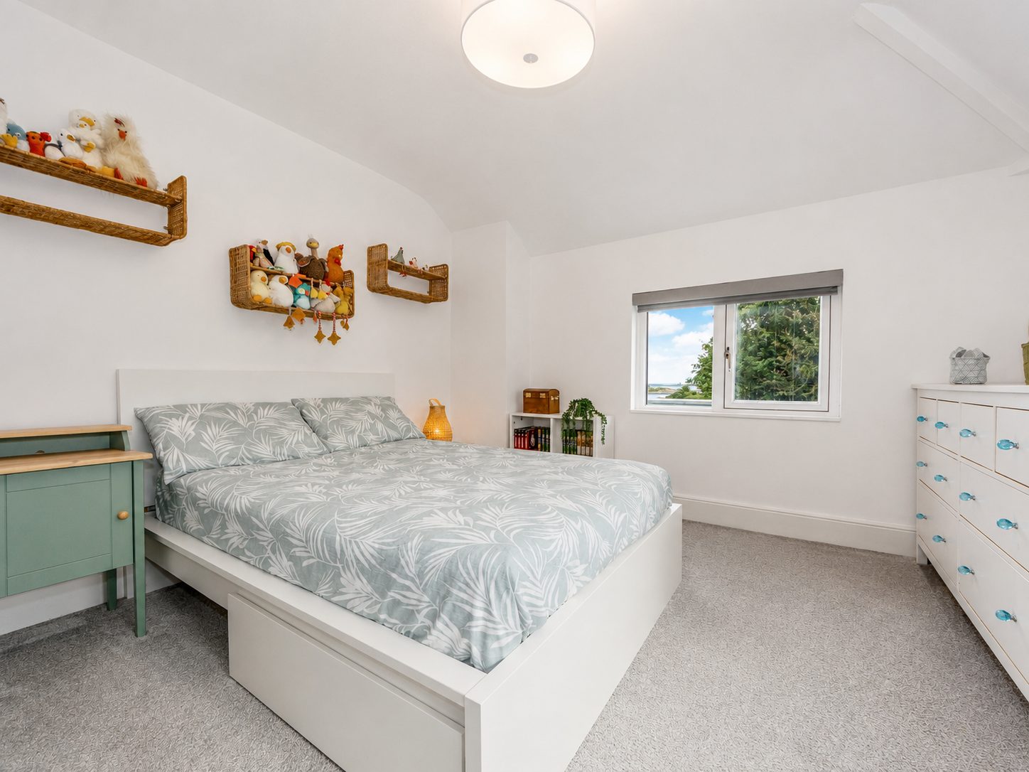 Double bedroom with garden view