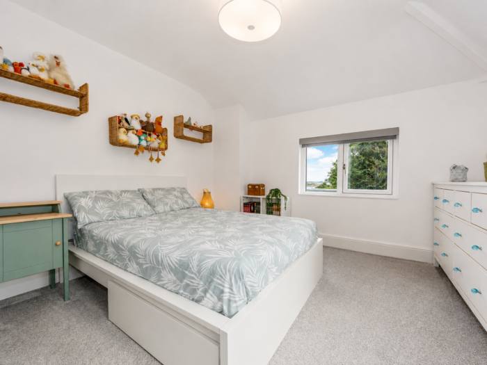 Double bedroom with garden view